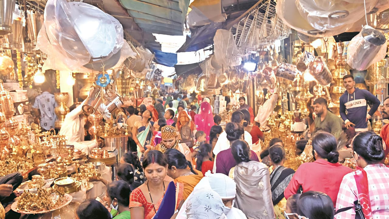 पुष्य नक्षत्र के दूसरे दिन बाजार में उमड़ी भीड़ 5 1760519898 WhatsApp Image 2025 10 15 at 14.31.25